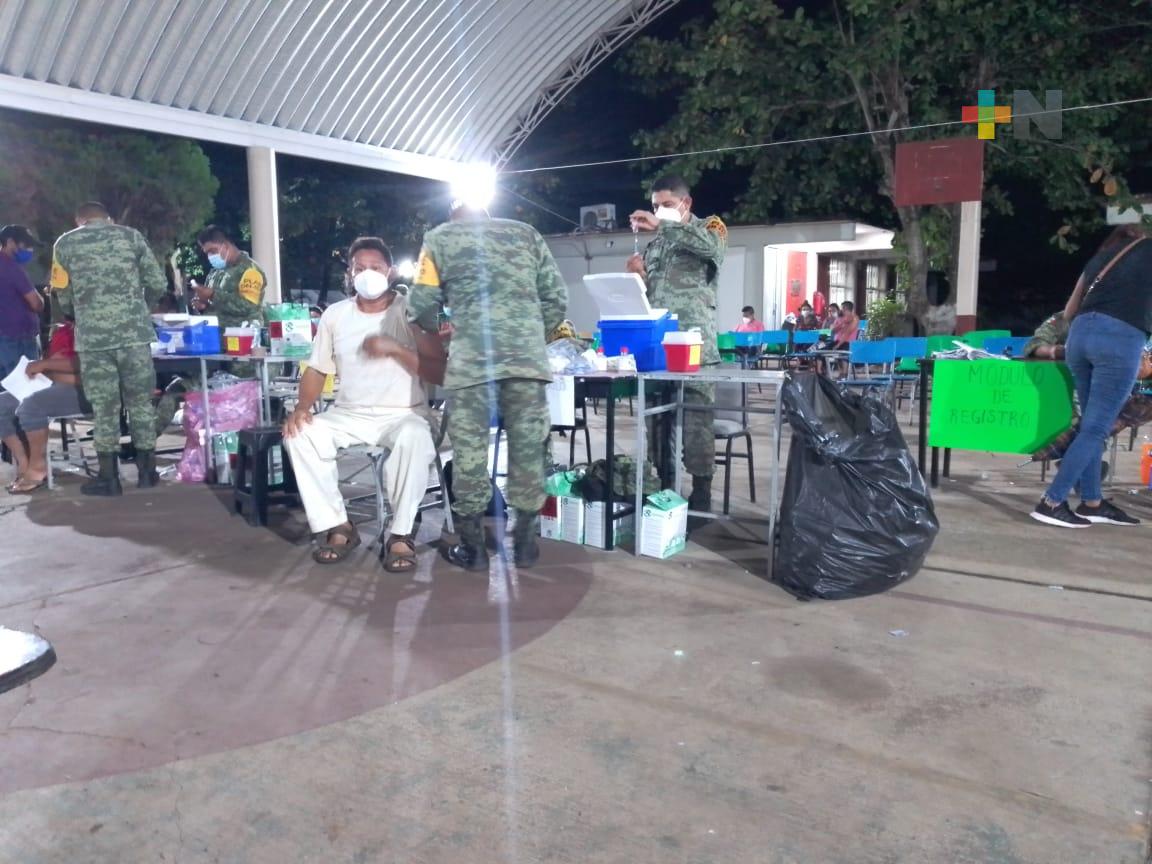 Hasta las 4 de la mañana duró vacunación contra COVID-19 en Hueyapan de Ocampo