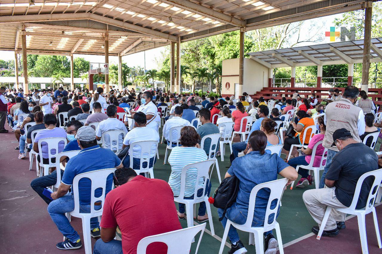En Coatza, aprovechan día festivo para vacunarse