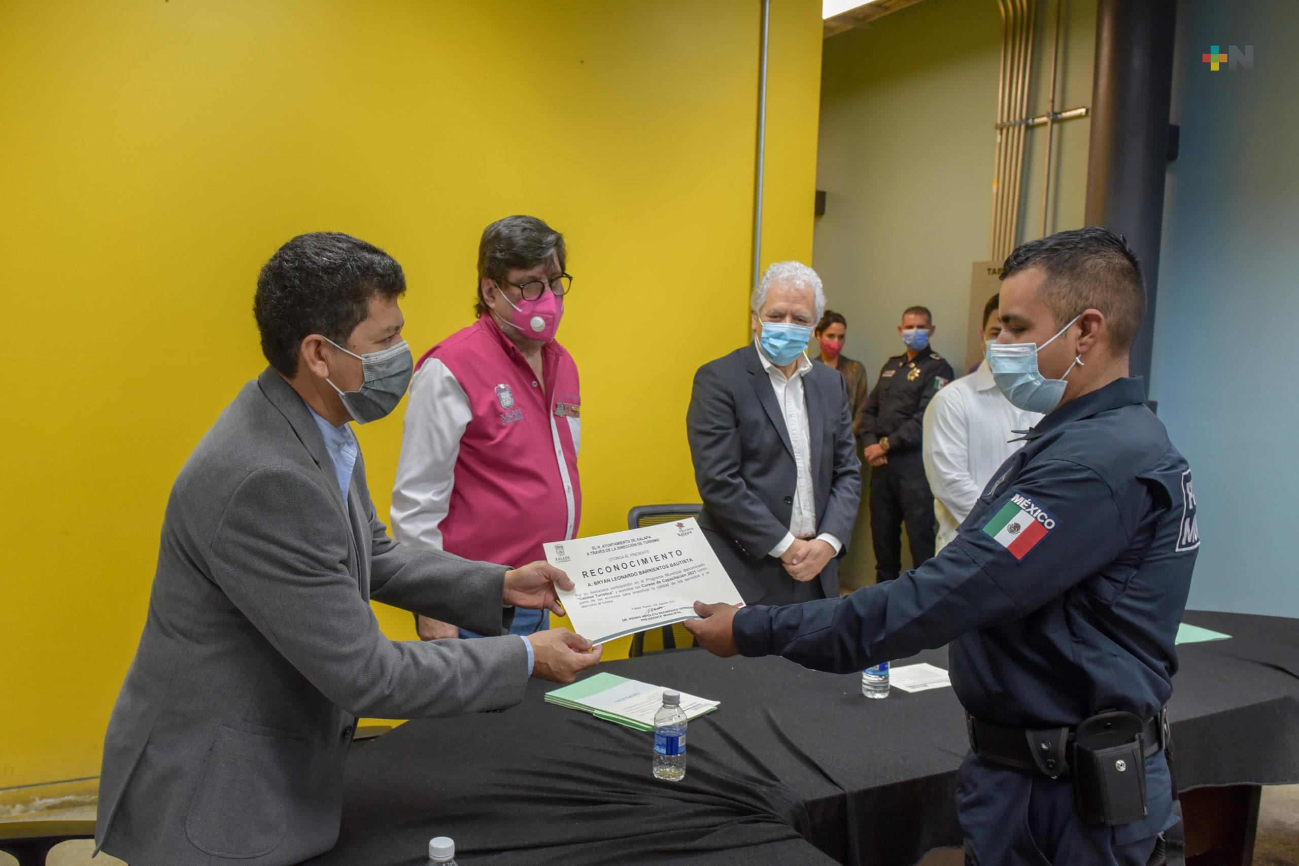 Capacitan a policías municipales de Xalapa, en atención turística