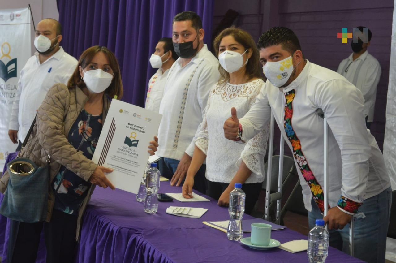 Entrega SEV 41 escrituras de predios escolares en la región Altas Montañas