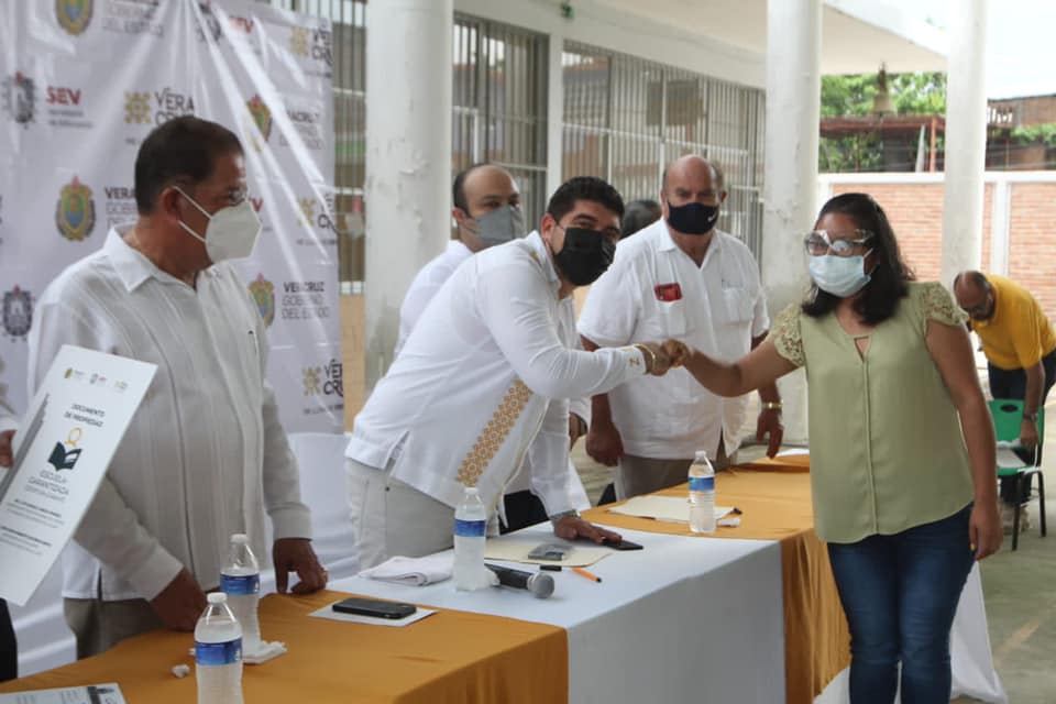 SEV entregó escrituras a más de cien escuelas de la zona norte de Veracruz