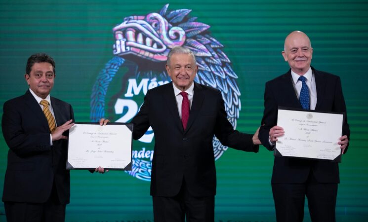 Entrega AMLO Reconocimiento al Mérito Médico 2021
