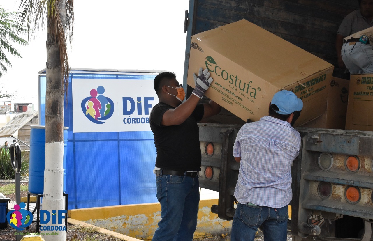 Entrega DIF estatal anteojos a 15 municipios veracruzanos