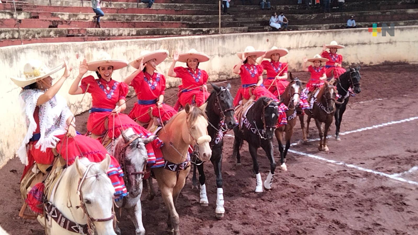 Mujeres invitan a población a conocer y entrenarse en habilidades charras