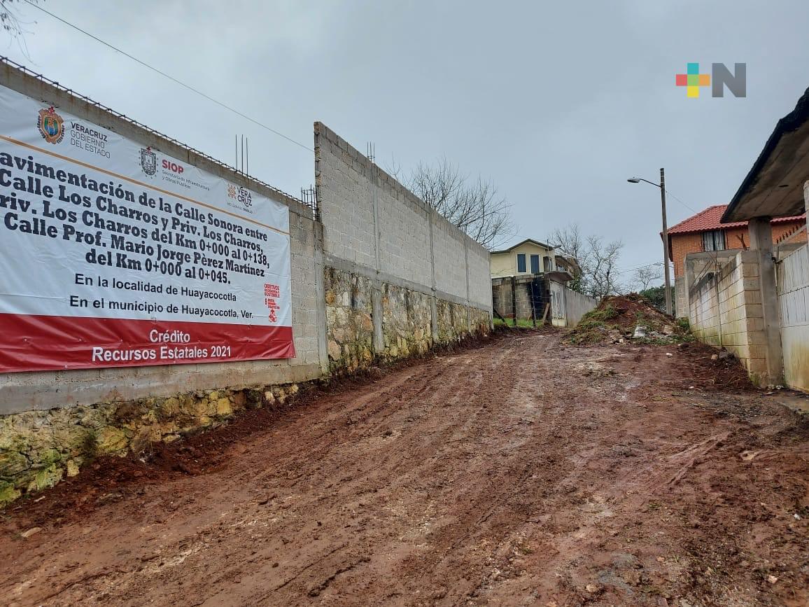 Vecinos agradecen a gobierno estatal por pavimentar calles del Barrio San Juan, en Huayacocotla