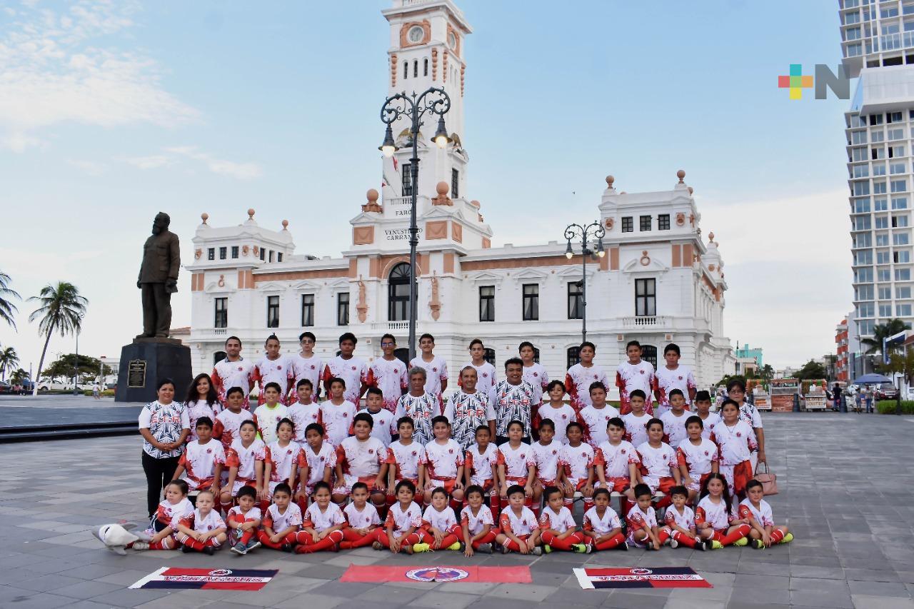 Escuela de fútbol Tiburones Rojos se tomó foto oficial