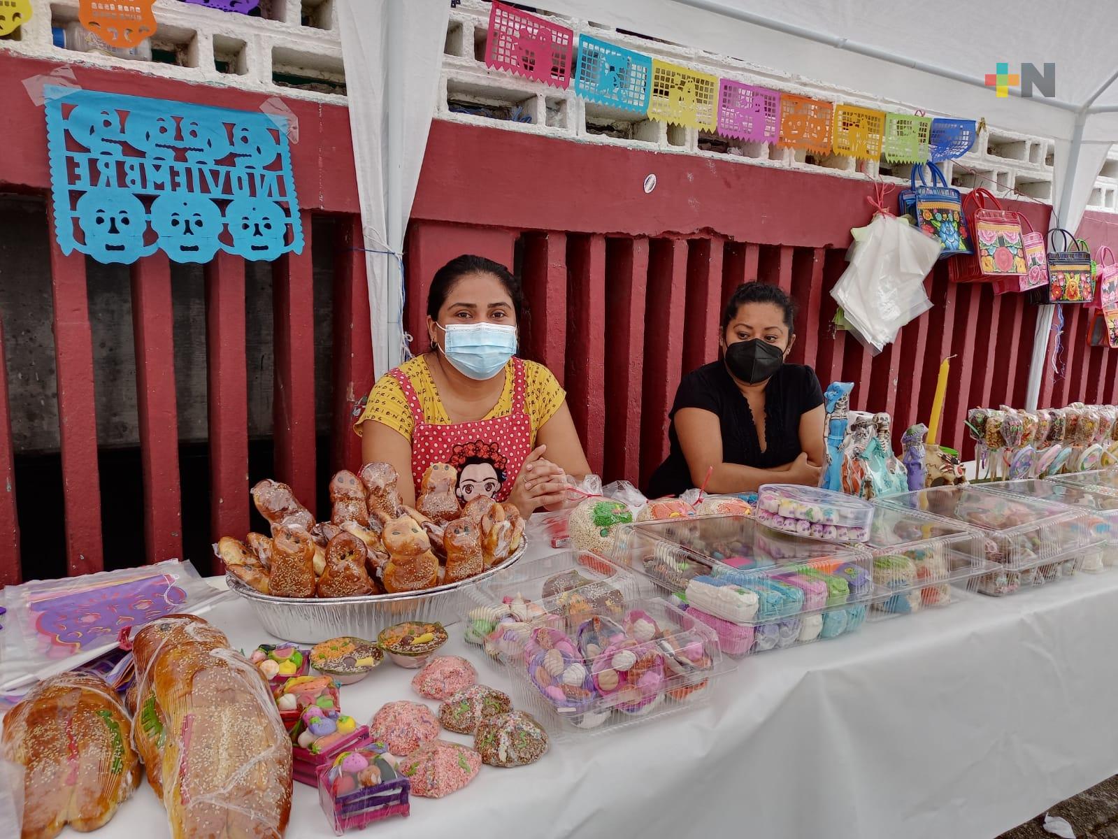 Por Día de Muertos, comerciantes iniciaron ventas en calles de Coatzacoalcos