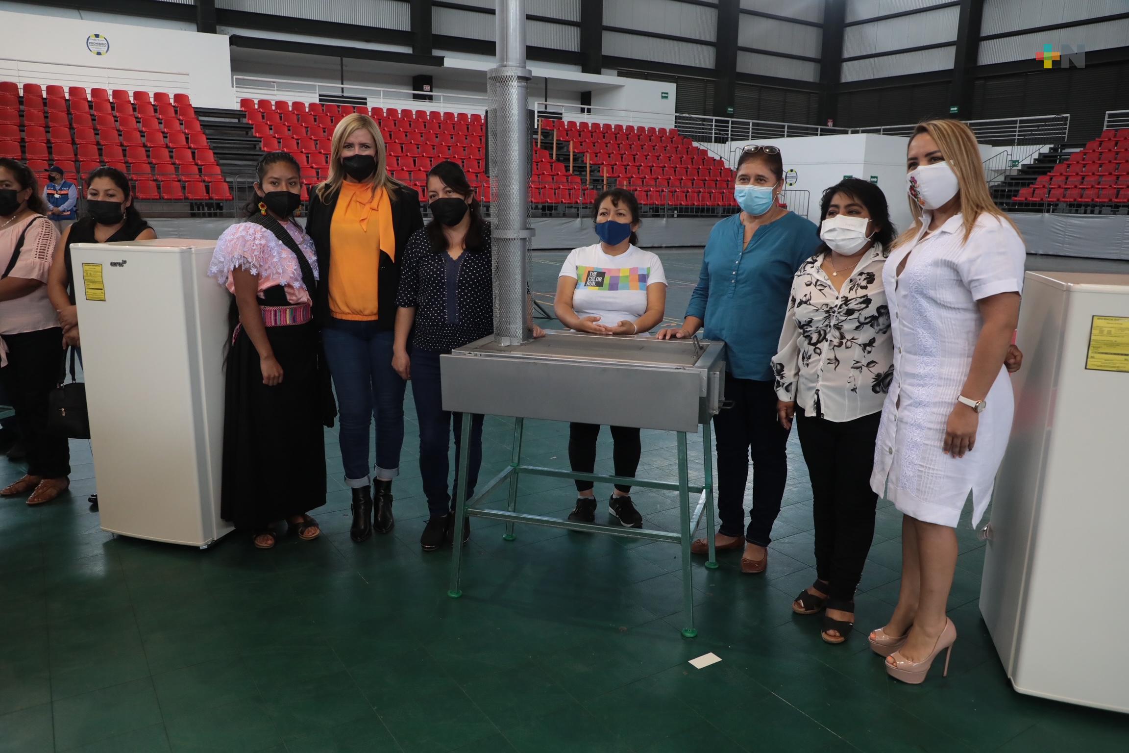 DIF Estatal entregó estufas ecológicas y refrigeradores a familias de zonas marginadas
