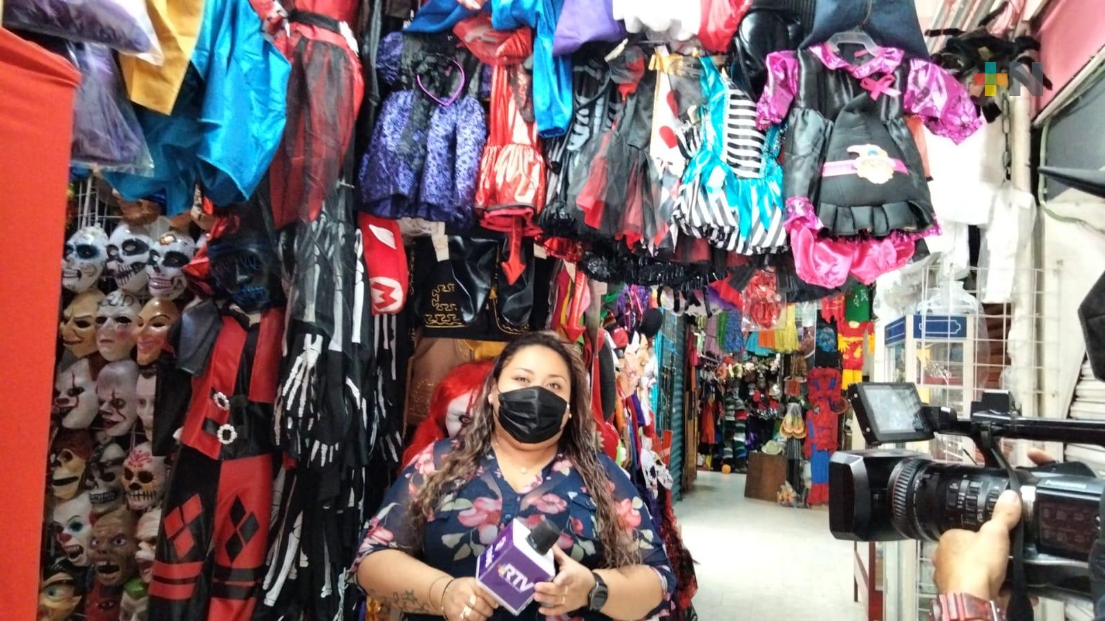 Amplia oferta de disfraces ofrecen locatarios del mercado Jáuregui de Xalapa