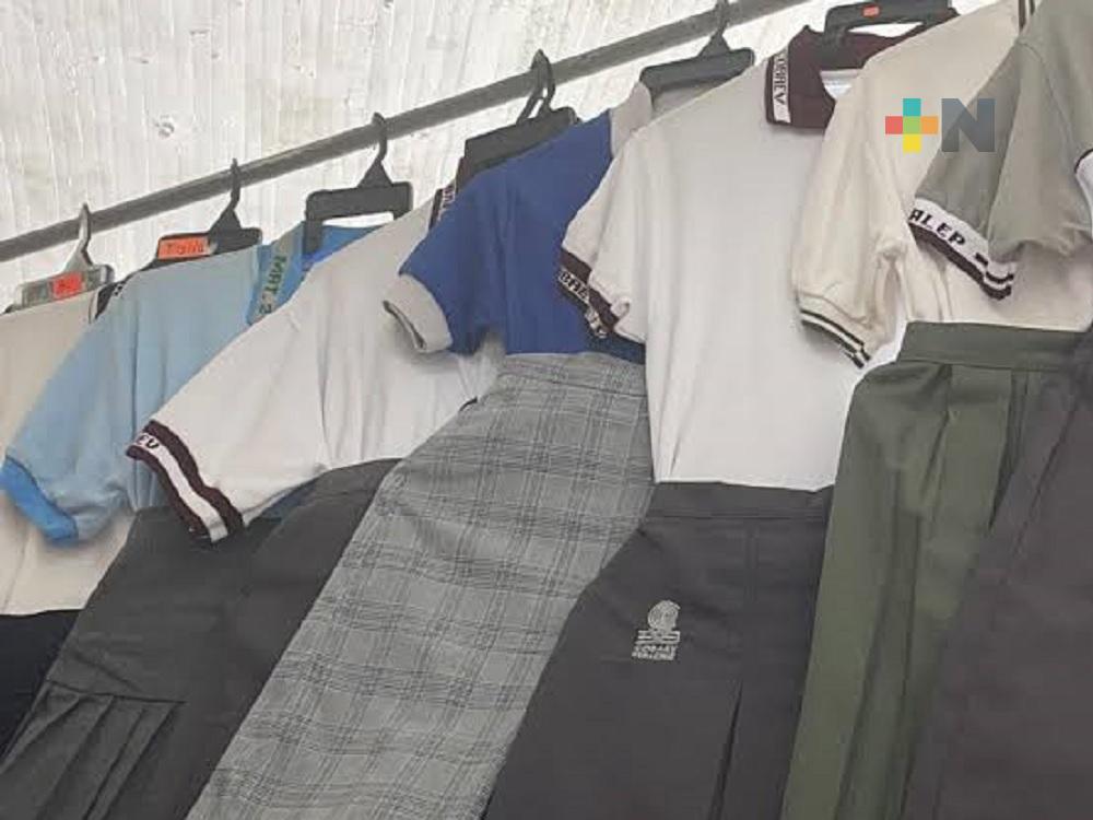 Aumentaron ventas de uniformes escolares en mercado de Coatzacoalcos