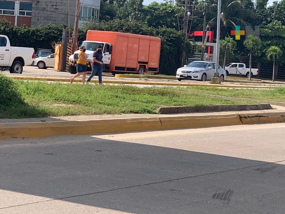 Sin utilizar puentes peatonales, coatzacoalqueños continúan toreando los carros