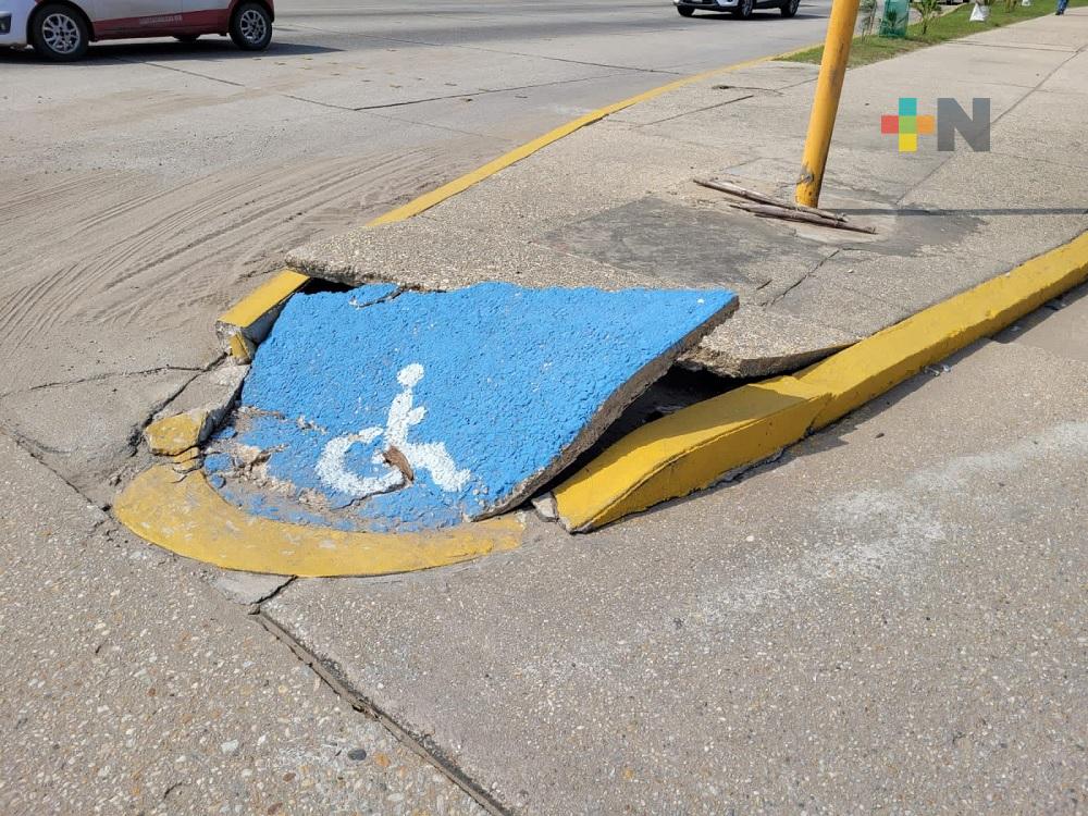 En Coatzacoalcos continúan sin respetar accesos para personas con discapacidad
