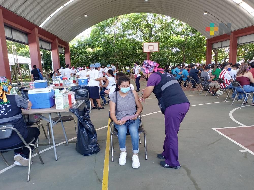 Personas de 30 a 39 años reciben segunda dosis anticovid en Coatzacoalcos