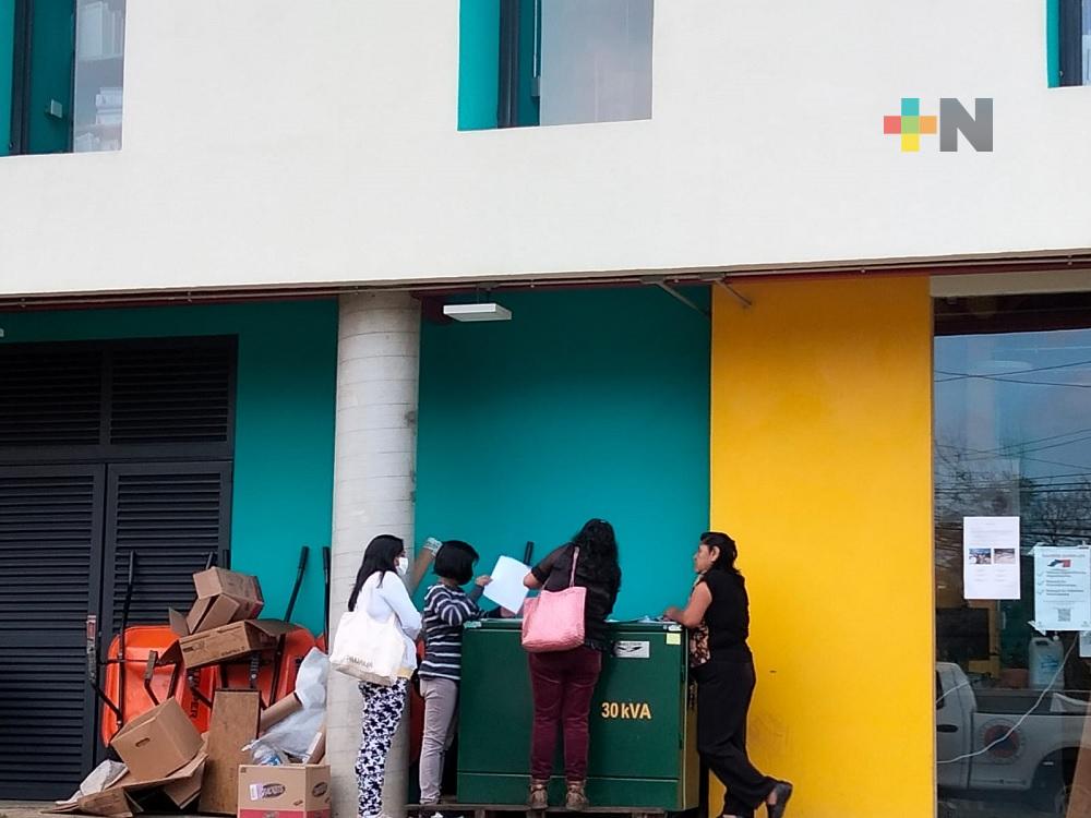 ¡Tramposos! En Xalapa docentes pretendieron recibir segunda dosis de Pfizer