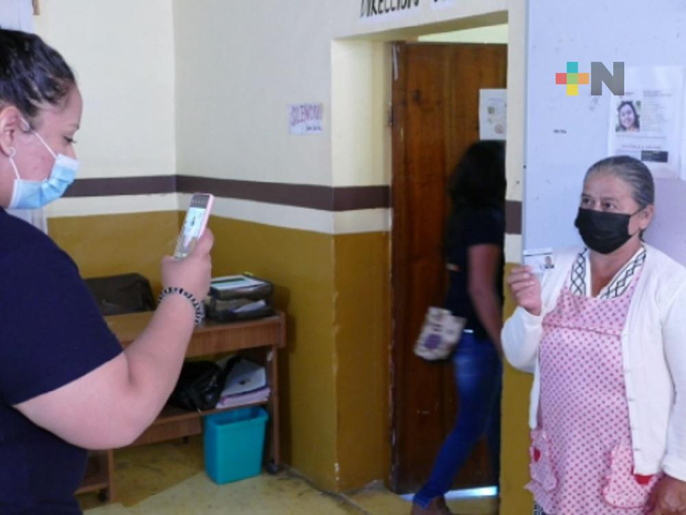 En Zacualpan entregan credenciales de Inapam para adultos mayores de 60 años