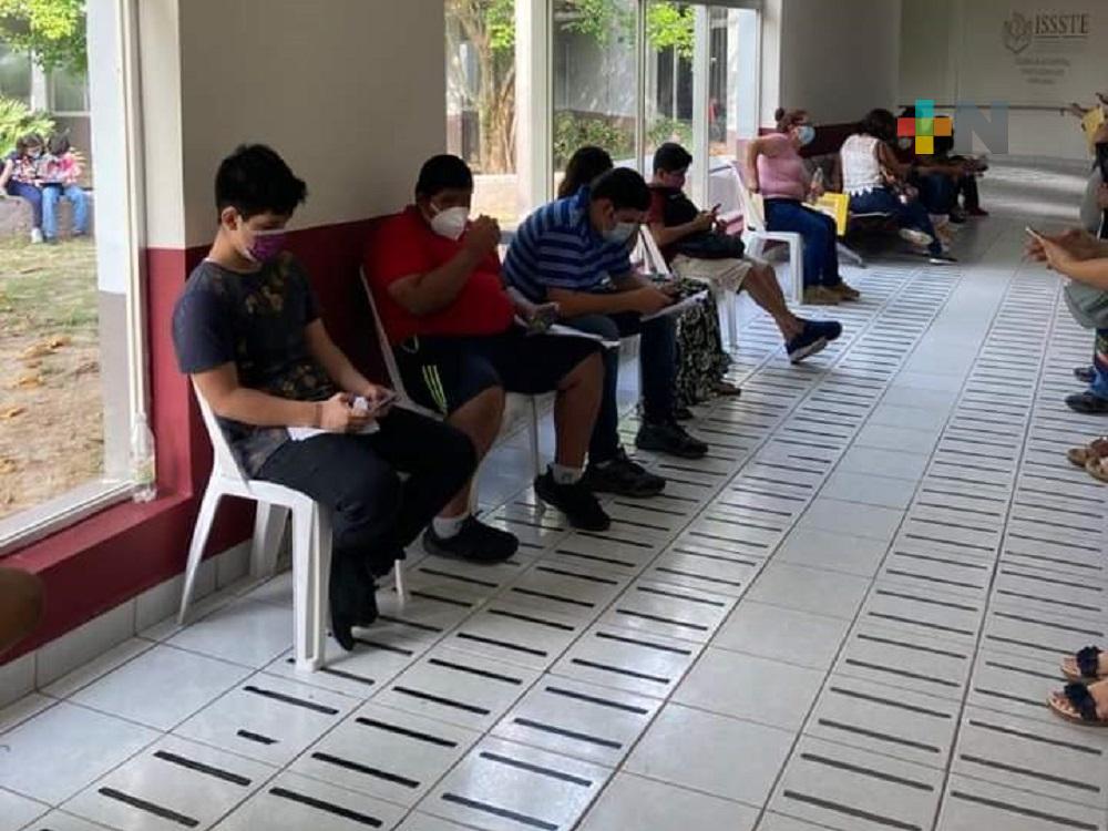 Vacunan a 96 menores con comorbilidades en ISSSTE de Coatzacoalcos