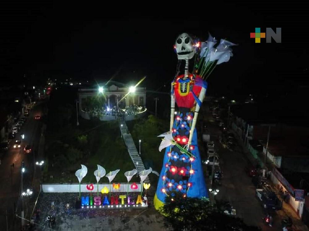 Encendieron  la Monumental Catrina en Misantla