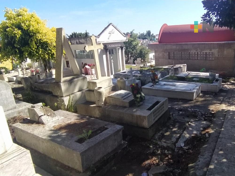 Exhortan a población poner arena en floreros de tumbas para evitar dengue