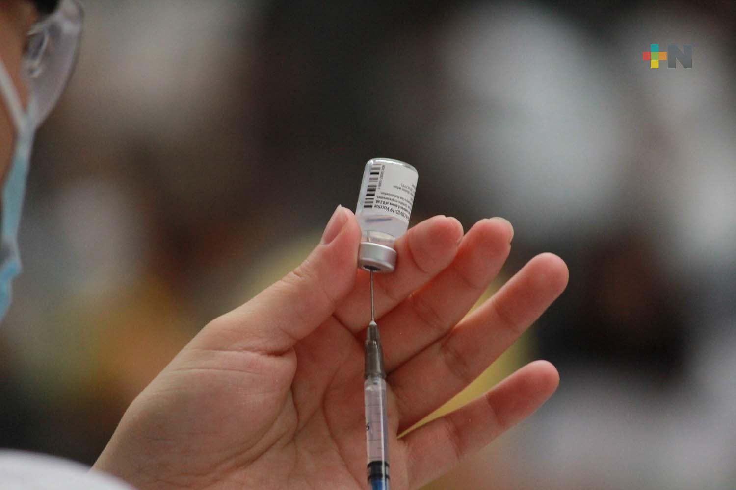 A Facultad de Medicina de Xalapa llegan menores a recibir vacuna antiCovid