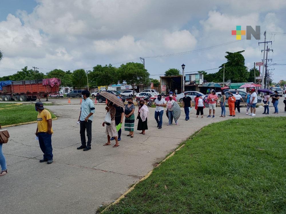 Largas filas en último día de aplicación de vacuna anticovid en Coatzacoalcos