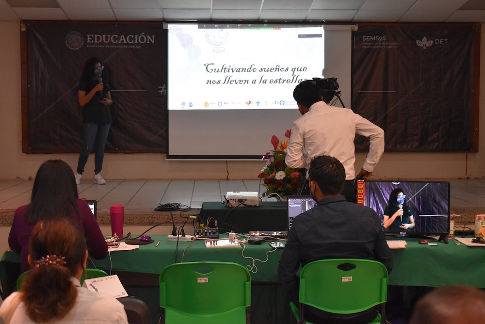 Luz Miranda comparte experiencias con estudiantes de Tecnológico de Xalapa
