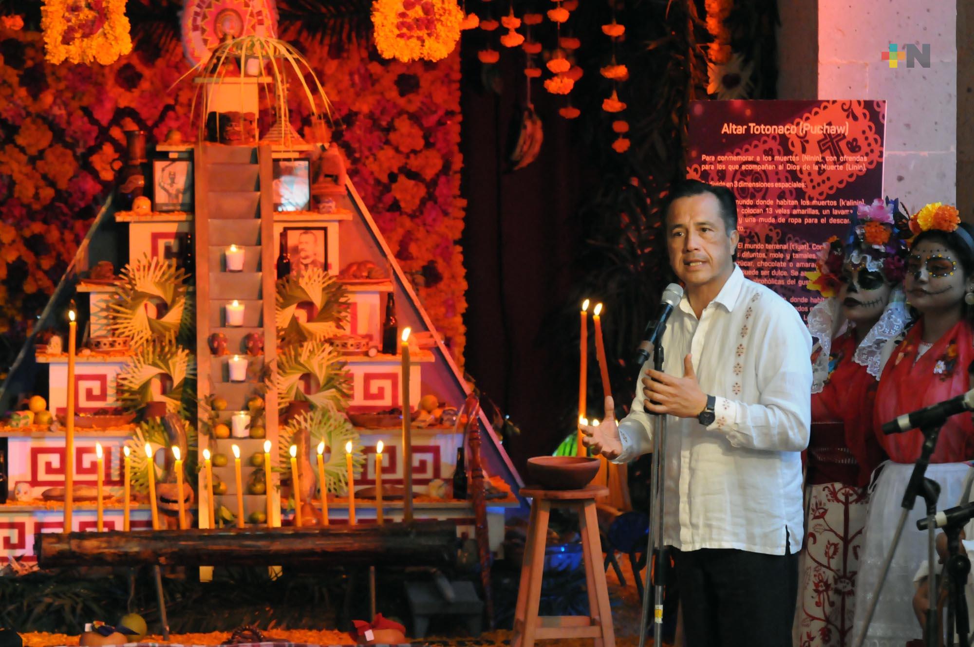 Cuitláhuac García inauguró altar de Día de Muertos, en Palacio de Gobierno