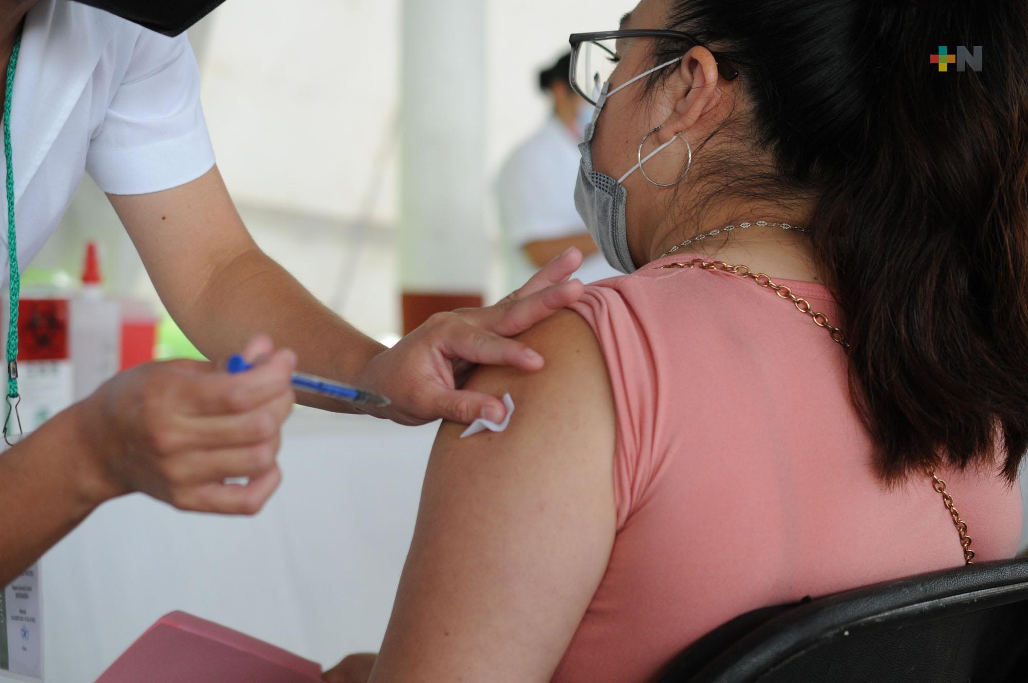 Vacunación contra Covid-19 genera mayores anticuerpos en mujeres