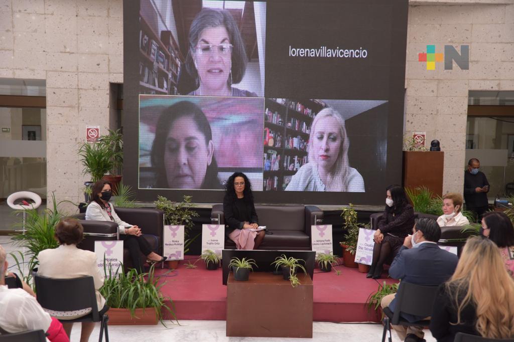 Presentan obra sobre la historia de la paridad en el Congreso de Veracruz