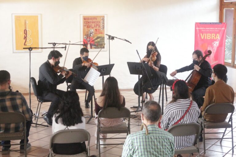Inauguró OSX muestra de carteles en el Jardín de la Esculturas