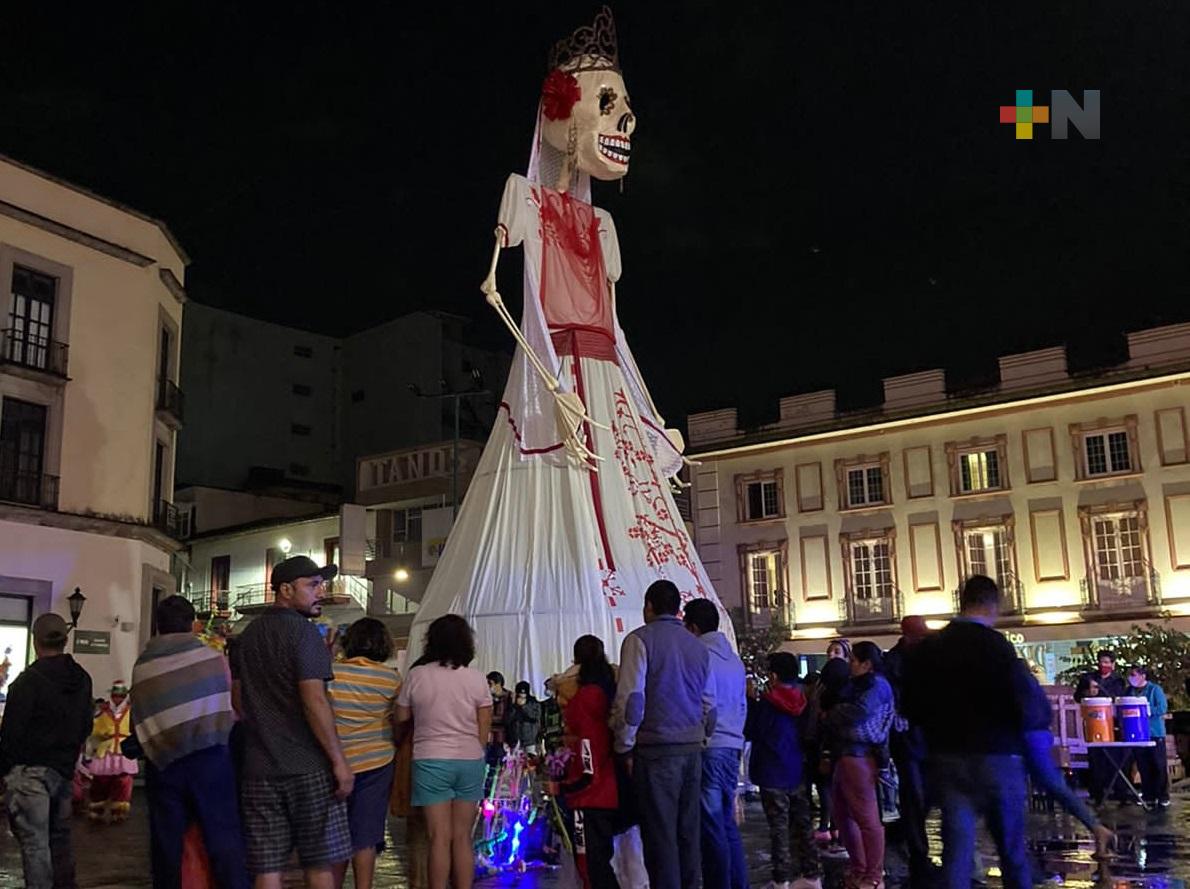 En Xalapa, ciudadanía ya disfruta de las Monumentales Catrinas alusivas al Día de Muertos