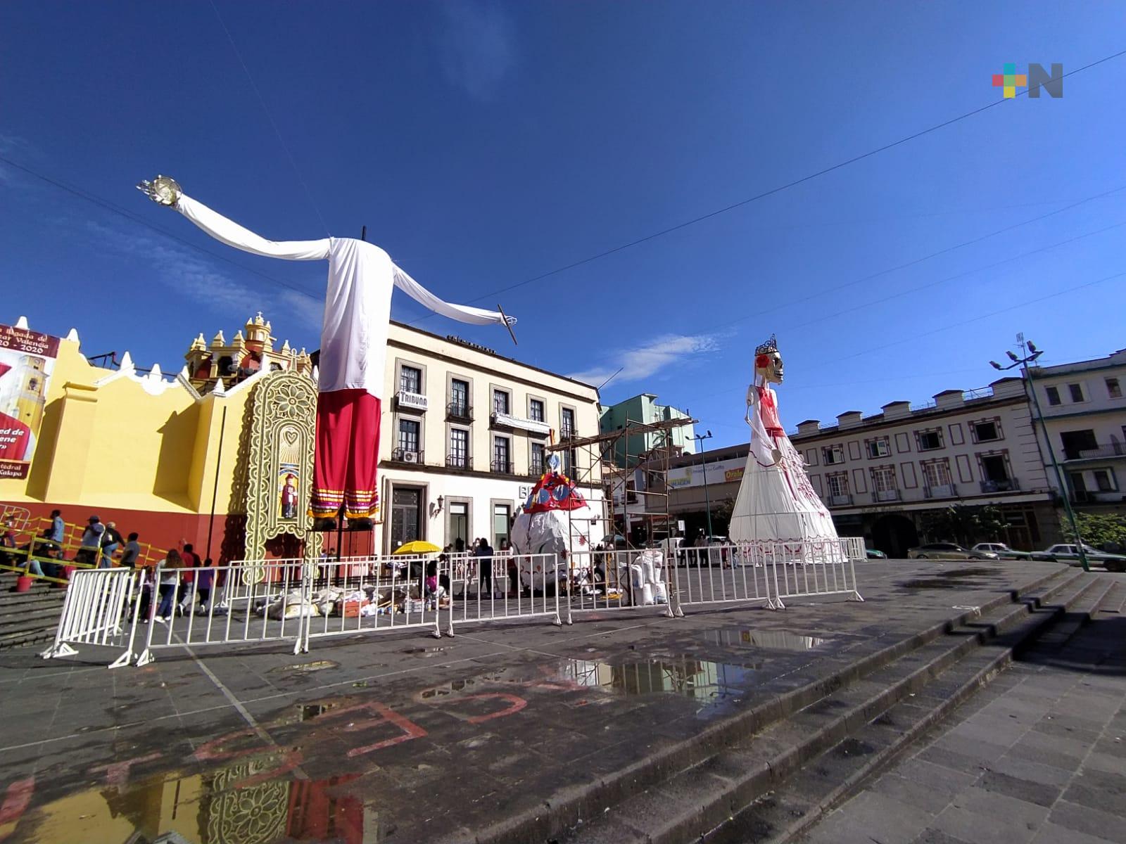 Monumentales Catrinas cautivan a población y visitantes en Plaza Lerdo