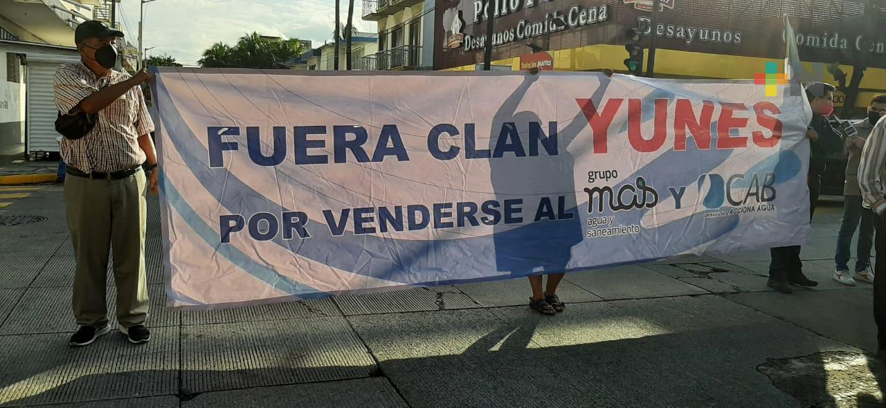 Protestan contra Grupo MAS y CAB en conferencia mañanera de AMLO