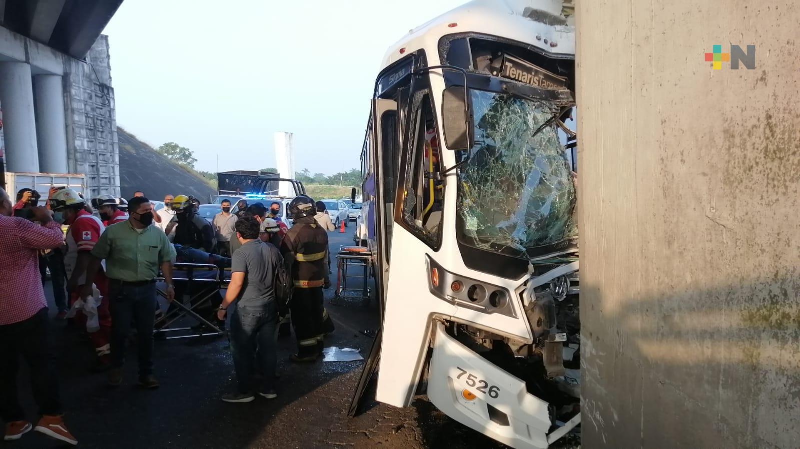 Camión de Tamsa se impacta en distribuidor vial Cabeza Olmeca; al menos 5 personas lesionadas