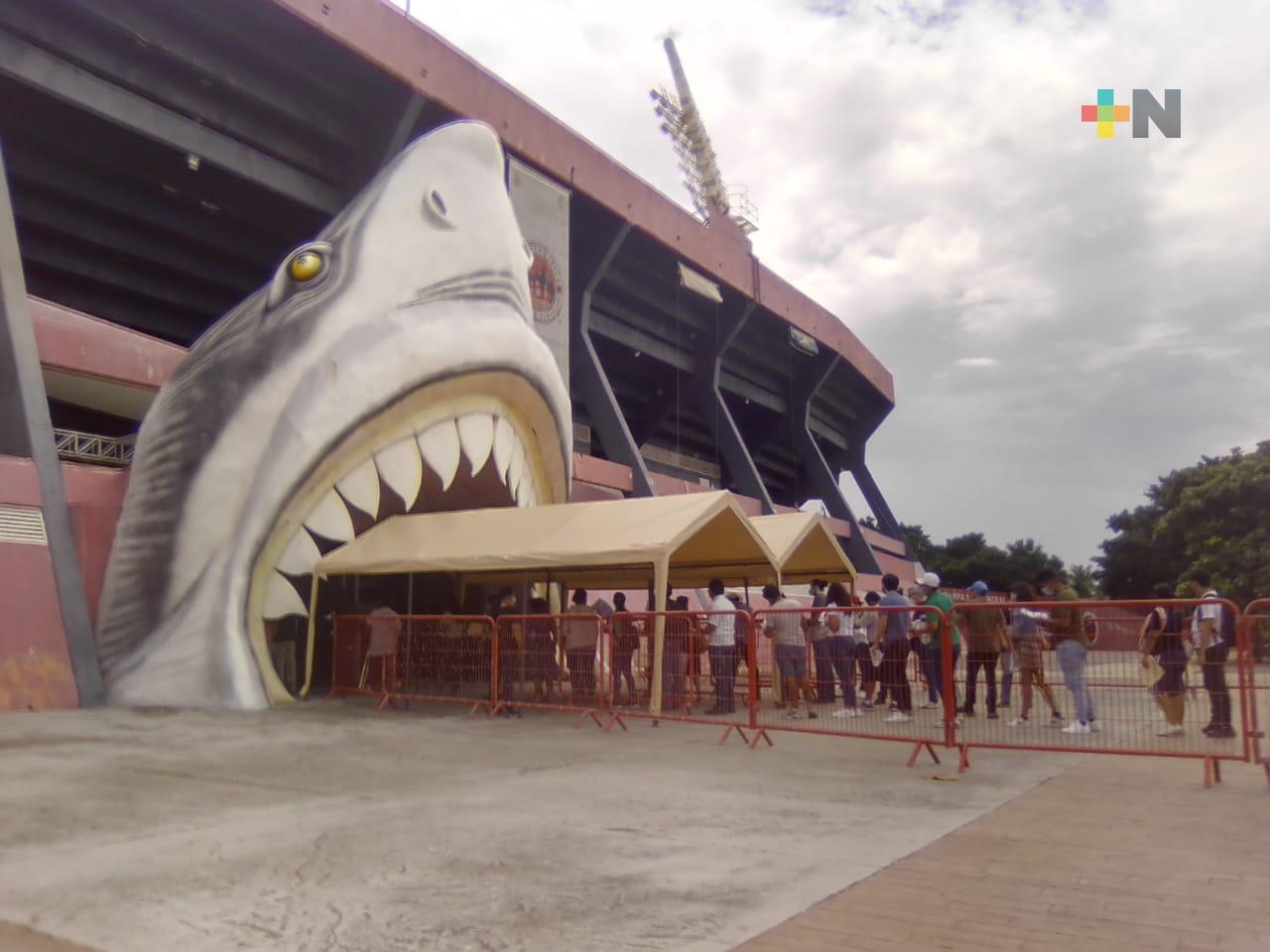 Jóvenes vacunados consideran vital no relajar y seguir sanitarias