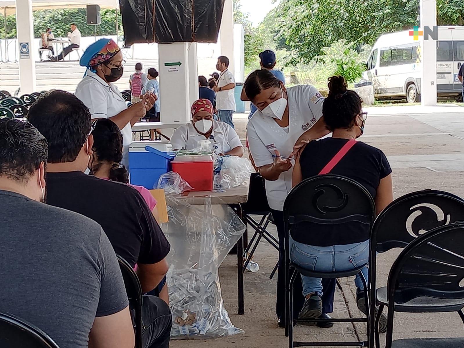 Sin relajar medidas sanitarias opinan personas vacunadas en Coatzacoalcos