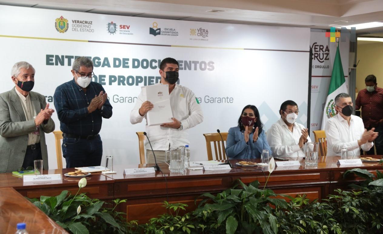 Recibe SEV 71 títulos de propiedad para centros escolares