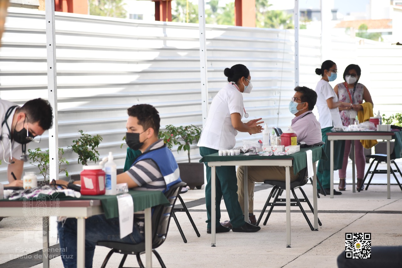 Realiza IMSS jornada de salud en instalaciones centrales de la FGE