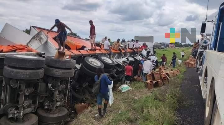 Vuelca tráiler con cerveza en La Tinaja-Cosoleacaque; la rapiña no se hizo esperar