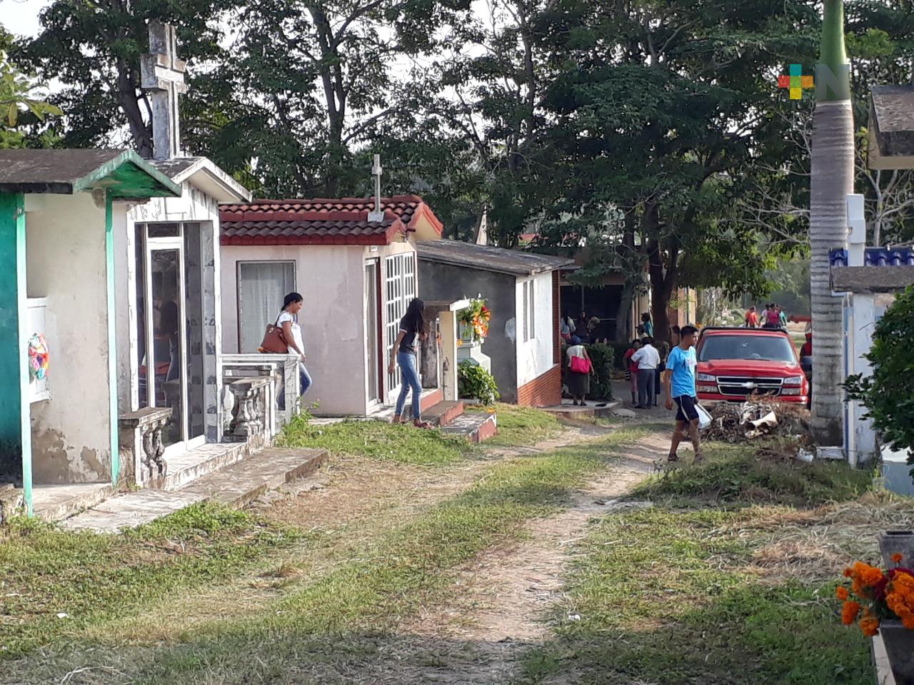 Realizan autoridades municipales limpieza de panteones de Tuxpan