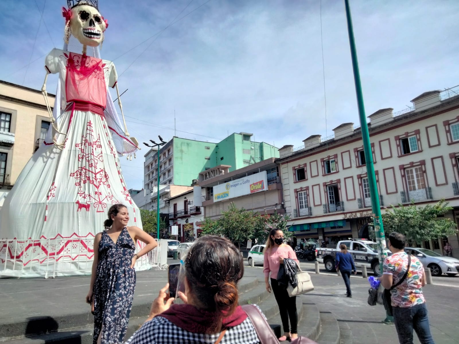 Artesanos de Teocelo y Xico, creadores de monumentales catrinas de Xalapa