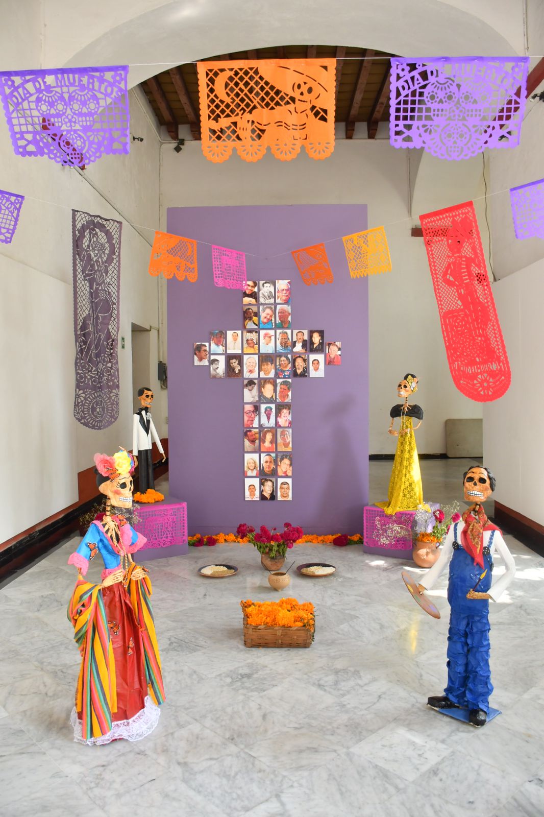 Artesanos de Naolinco exhiben altar de muertos en exconvento Betlehemita