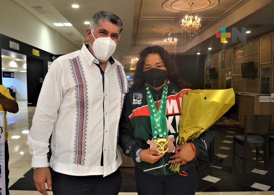 Regresó a Veracruz la medallista mundial en halterofilia, Ángeles Cruz