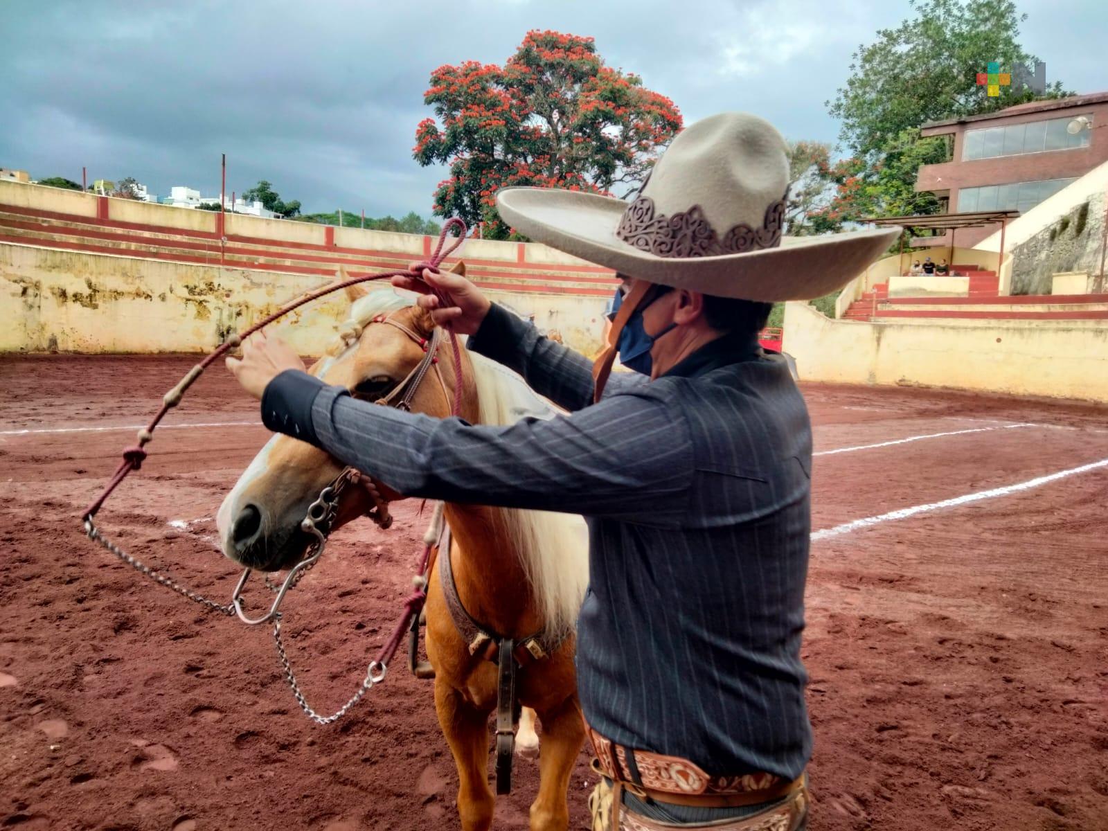 Con una charreada, escaramuzas y charros de Xalapa celebraron la proximidad del Día de la Raza