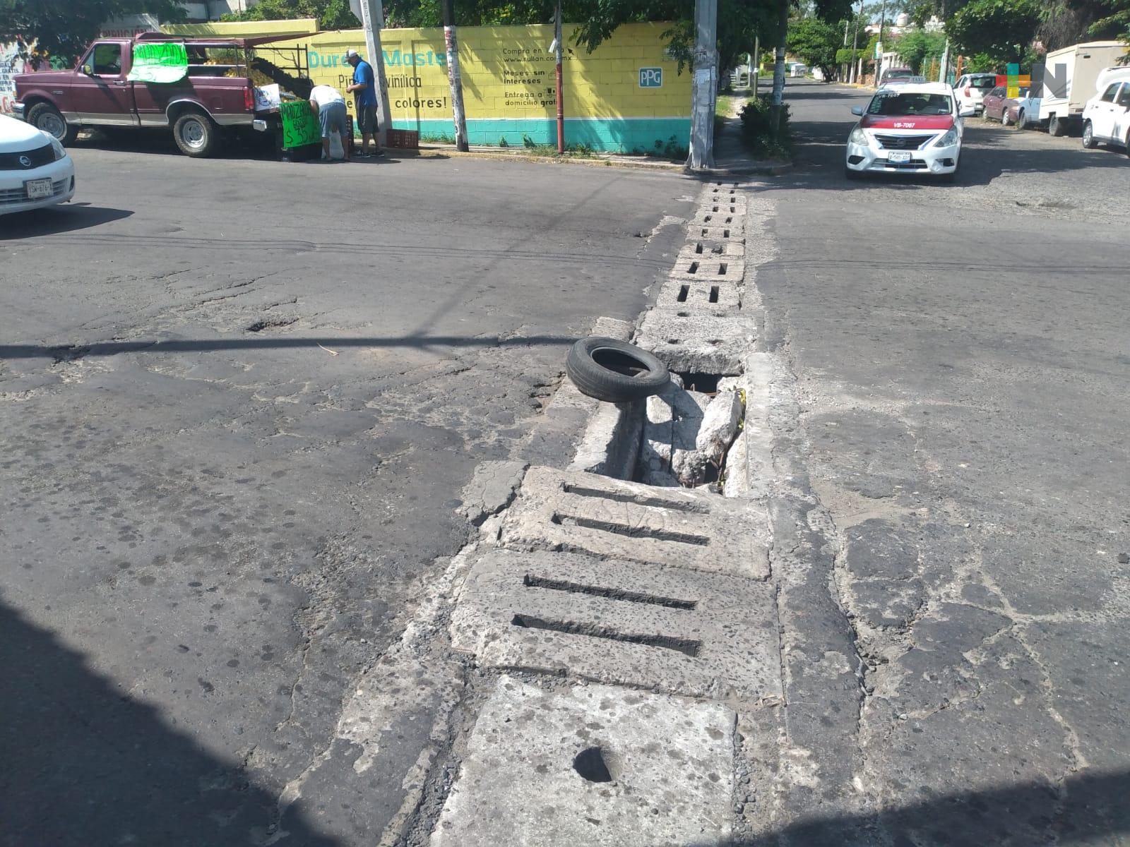 Hasta 5 vehículos al día caen en colector pluvial sin tapa del municipio de Veracruz