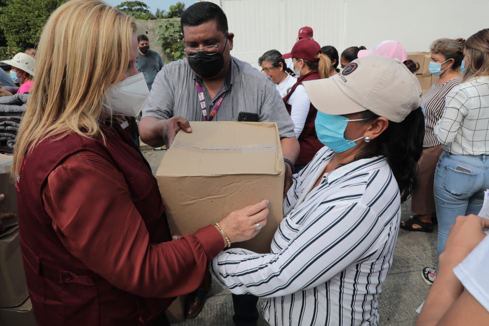 DIF Estatal distribuyó insumos a población afectada por intensas lluvias en Los Tuxtlas