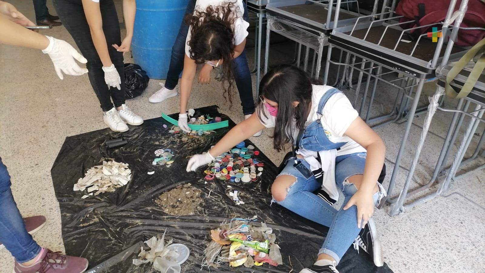 Académicos y estudiantes de la UV realizan muestras de microplástico en costas de Coatzacoalcos