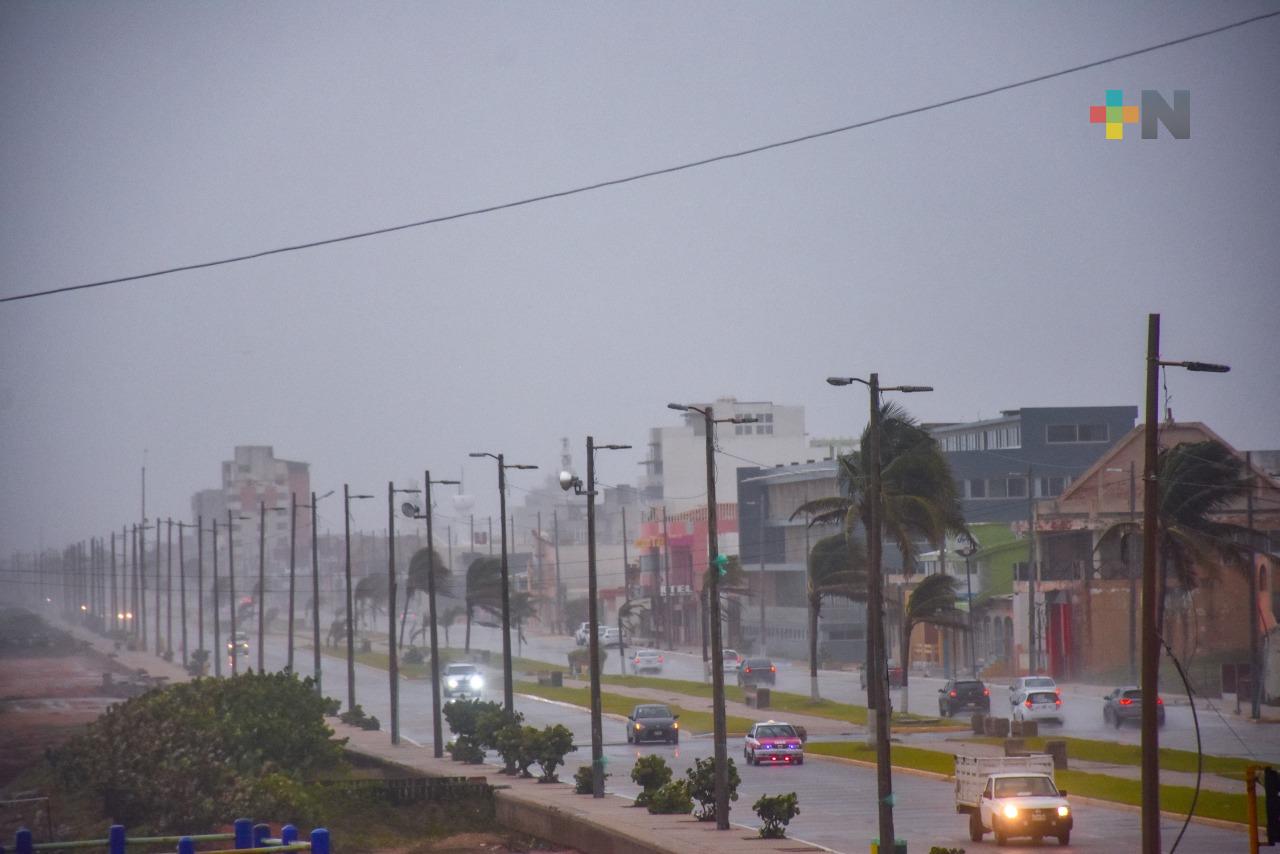 Fuertes rachas de viento y lluvias dejó frente frío en Coatzacoalcos