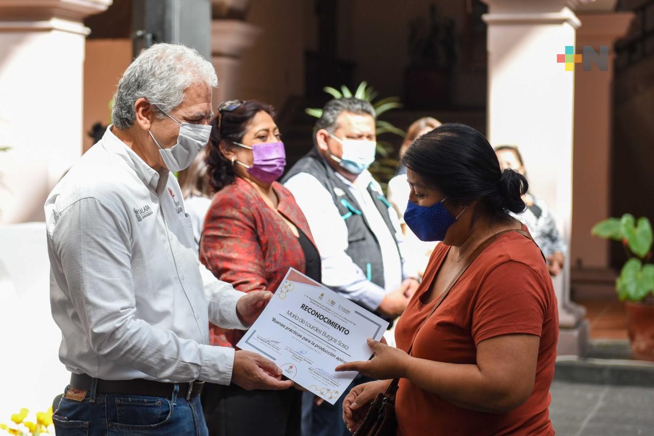 Concluye primer diplomado de la Escuela Nacional de Apicultura de Xalapa