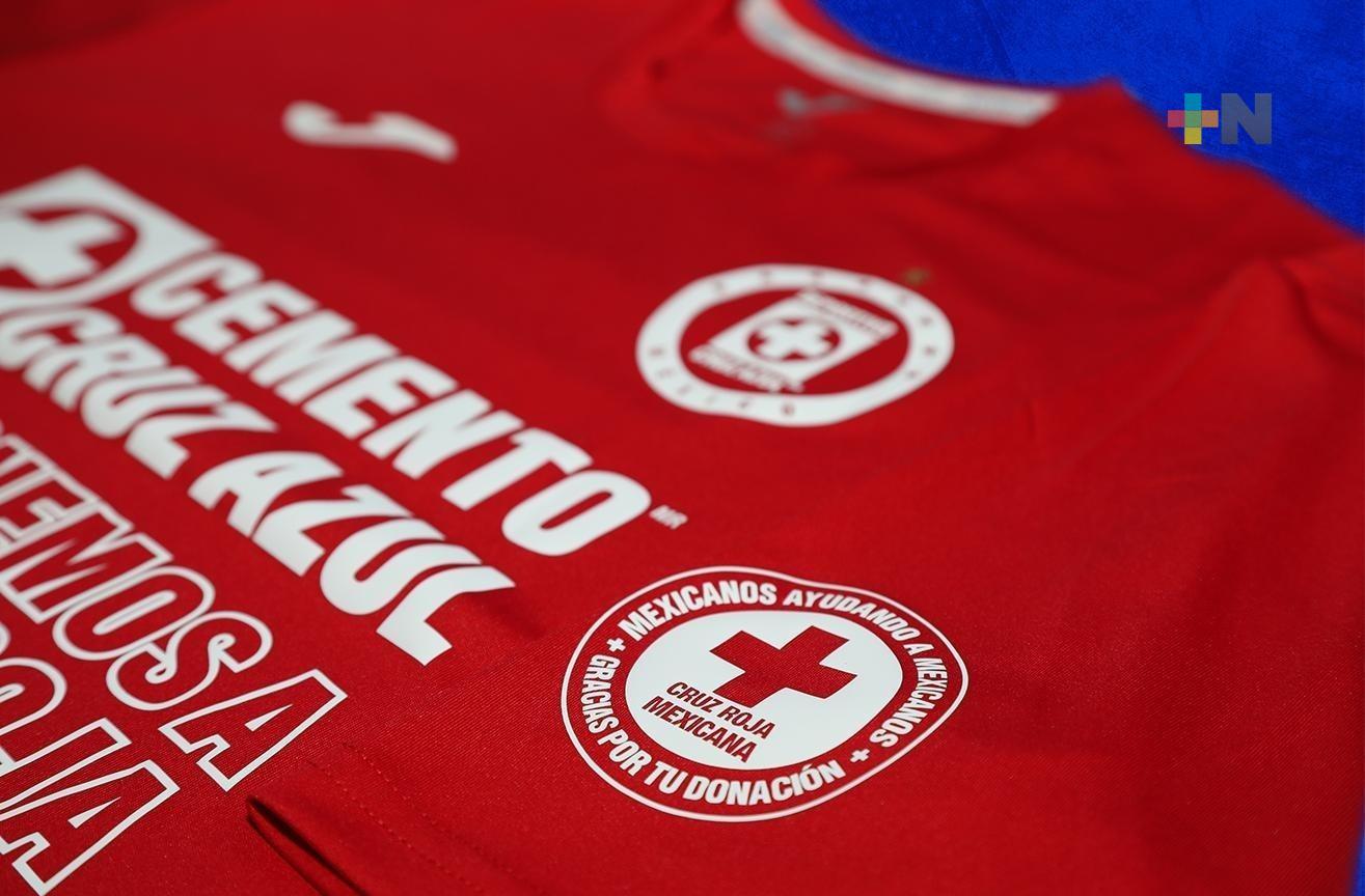 Cruz Azul presentó jersey edición especial en apoyo a Cruz Roja Mexicana