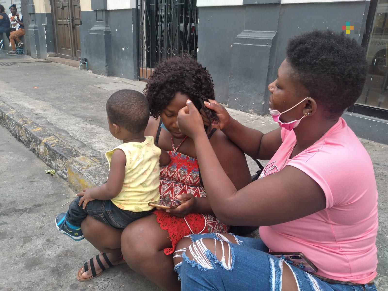 Hace trenzas haitianas para sobrevivir, Shella es migrante de Haití